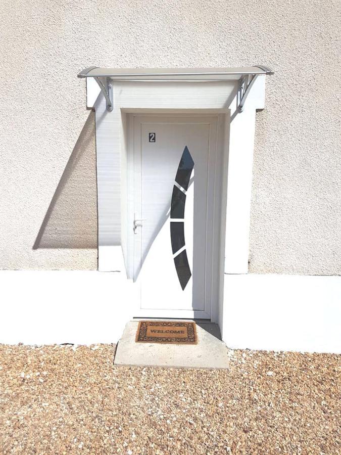 02 - Tres Joli 2 Pieces Avec 3 Lits Pouvant Accueillir Jusqu'A 5 Personnes, Situe Au Rdc Avec Entree Independante, Une Place De Parking Reservee Devant L'Entree Et Terrasse Sur L'Arriere Donnant Sur Parc Arbore, Tout Le Linge De Maison Est Fourni Razac-sur-lʼIsle Exteriör bild