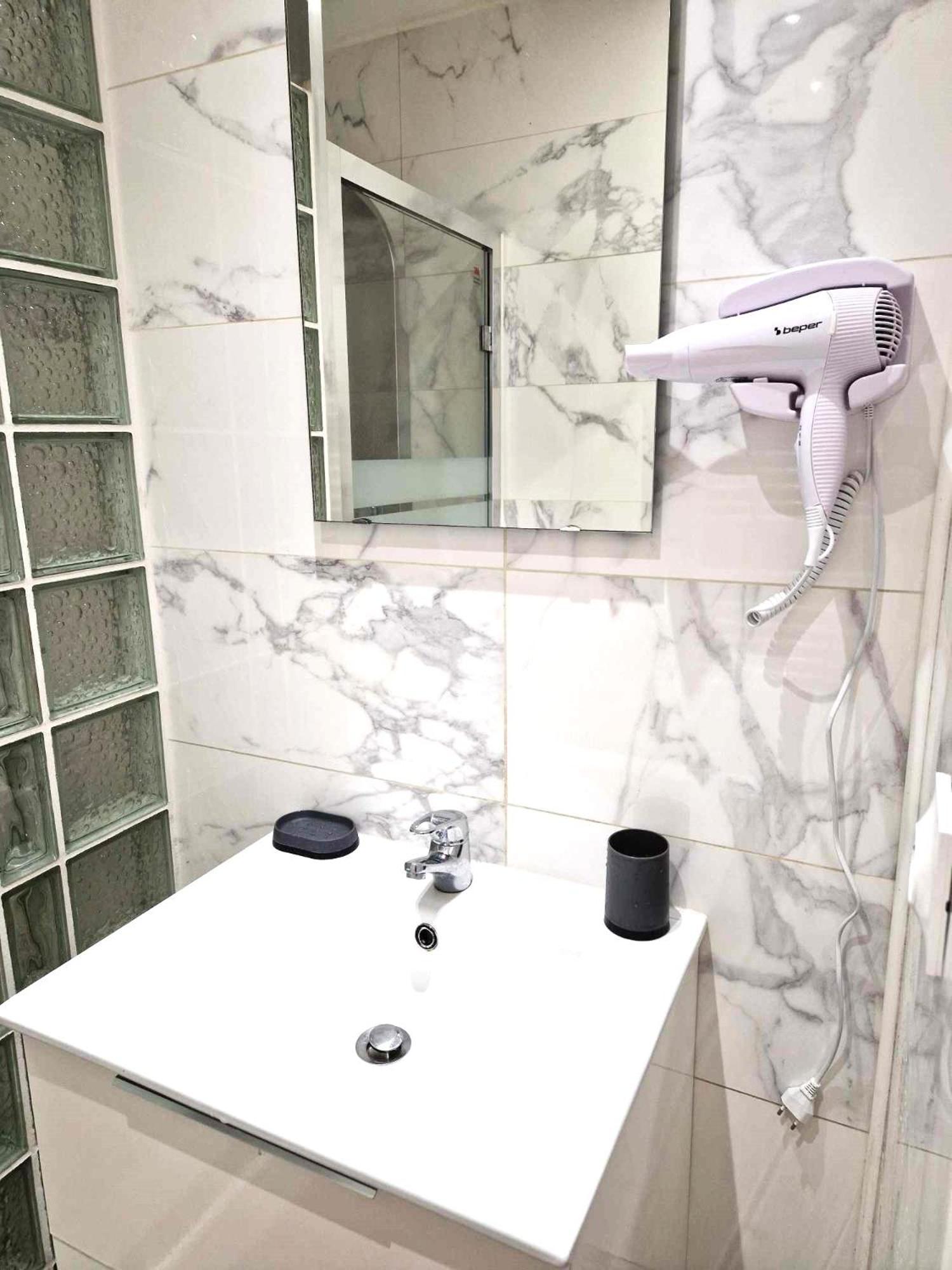 02 - Tres Joli 2 Pieces Avec 3 Lits Pouvant Accueillir Jusqu'A 5 Personnes, Situe Au Rdc Avec Entree Independante, Une Place De Parking Reservee Devant L'Entree Et Terrasse Sur L'Arriere Donnant Sur Parc Arbore, Tout Le Linge De Maison Est Fourni Razac-sur-lʼIsle Exteriör bild