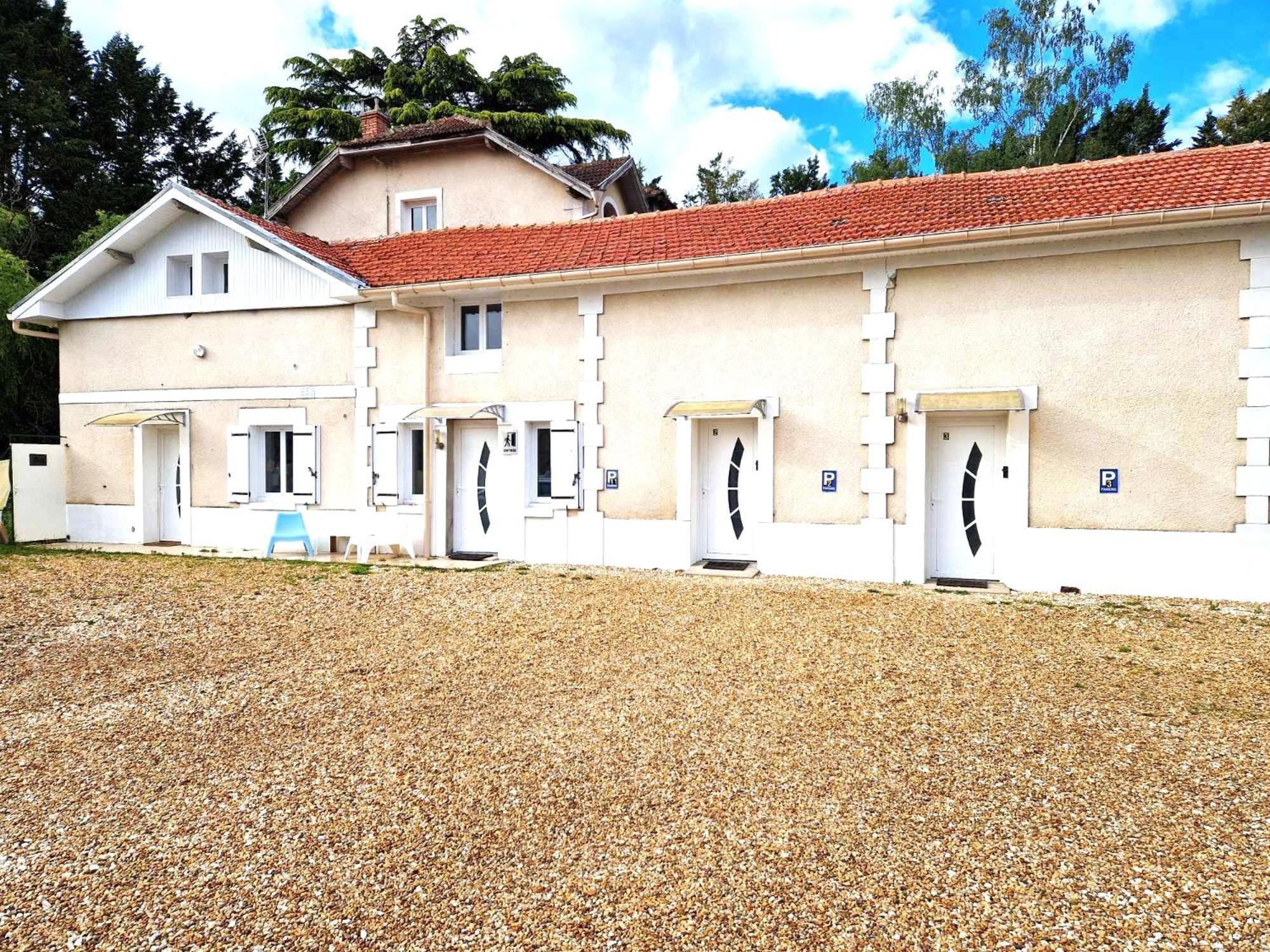 02 - Tres Joli 2 Pieces Avec 3 Lits Pouvant Accueillir Jusqu'A 5 Personnes, Situe Au Rdc Avec Entree Independante, Une Place De Parking Reservee Devant L'Entree Et Terrasse Sur L'Arriere Donnant Sur Parc Arbore, Tout Le Linge De Maison Est Fourni Razac-sur-lʼIsle Exteriör bild