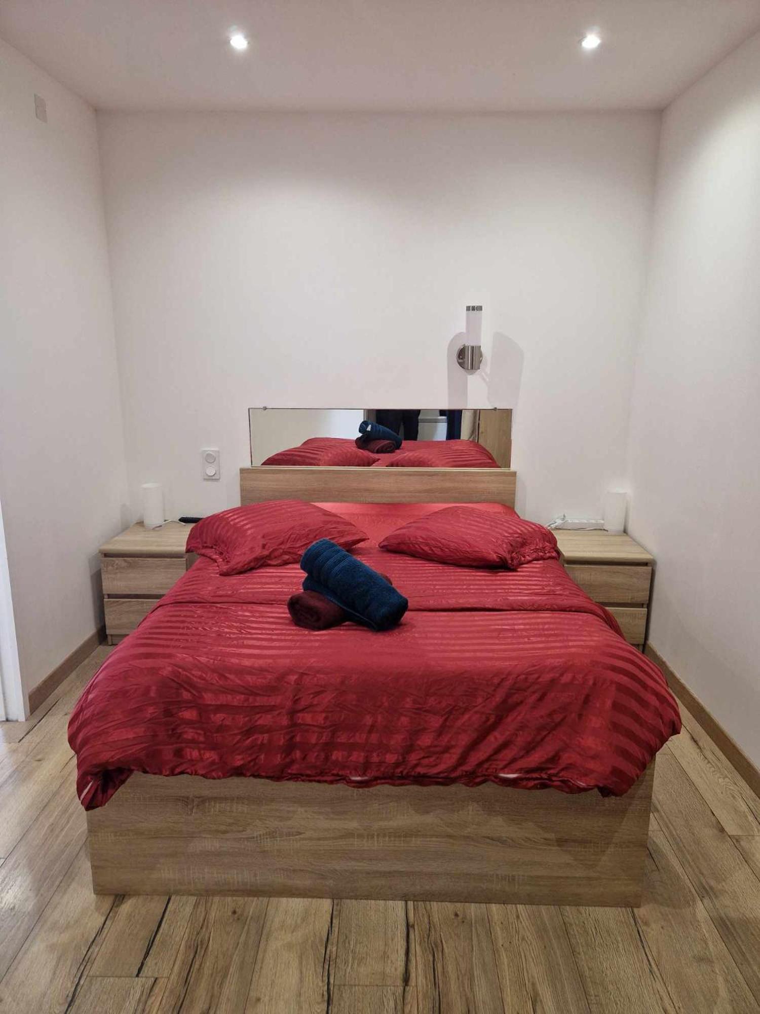 02 - Tres Joli 2 Pieces Avec 3 Lits Pouvant Accueillir Jusqu'A 5 Personnes, Situe Au Rdc Avec Entree Independante, Une Place De Parking Reservee Devant L'Entree Et Terrasse Sur L'Arriere Donnant Sur Parc Arbore, Tout Le Linge De Maison Est Fourni Razac-sur-lʼIsle Exteriör bild