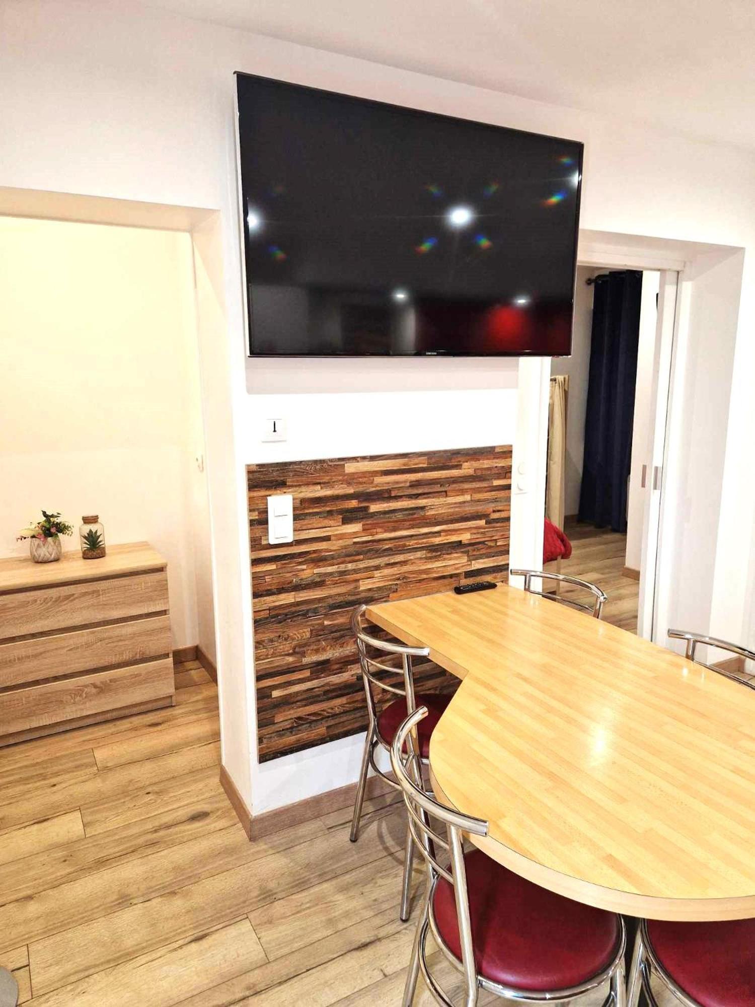 02 - Tres Joli 2 Pieces Avec 3 Lits Pouvant Accueillir Jusqu'A 5 Personnes, Situe Au Rdc Avec Entree Independante, Une Place De Parking Reservee Devant L'Entree Et Terrasse Sur L'Arriere Donnant Sur Parc Arbore, Tout Le Linge De Maison Est Fourni Razac-sur-lʼIsle Exteriör bild