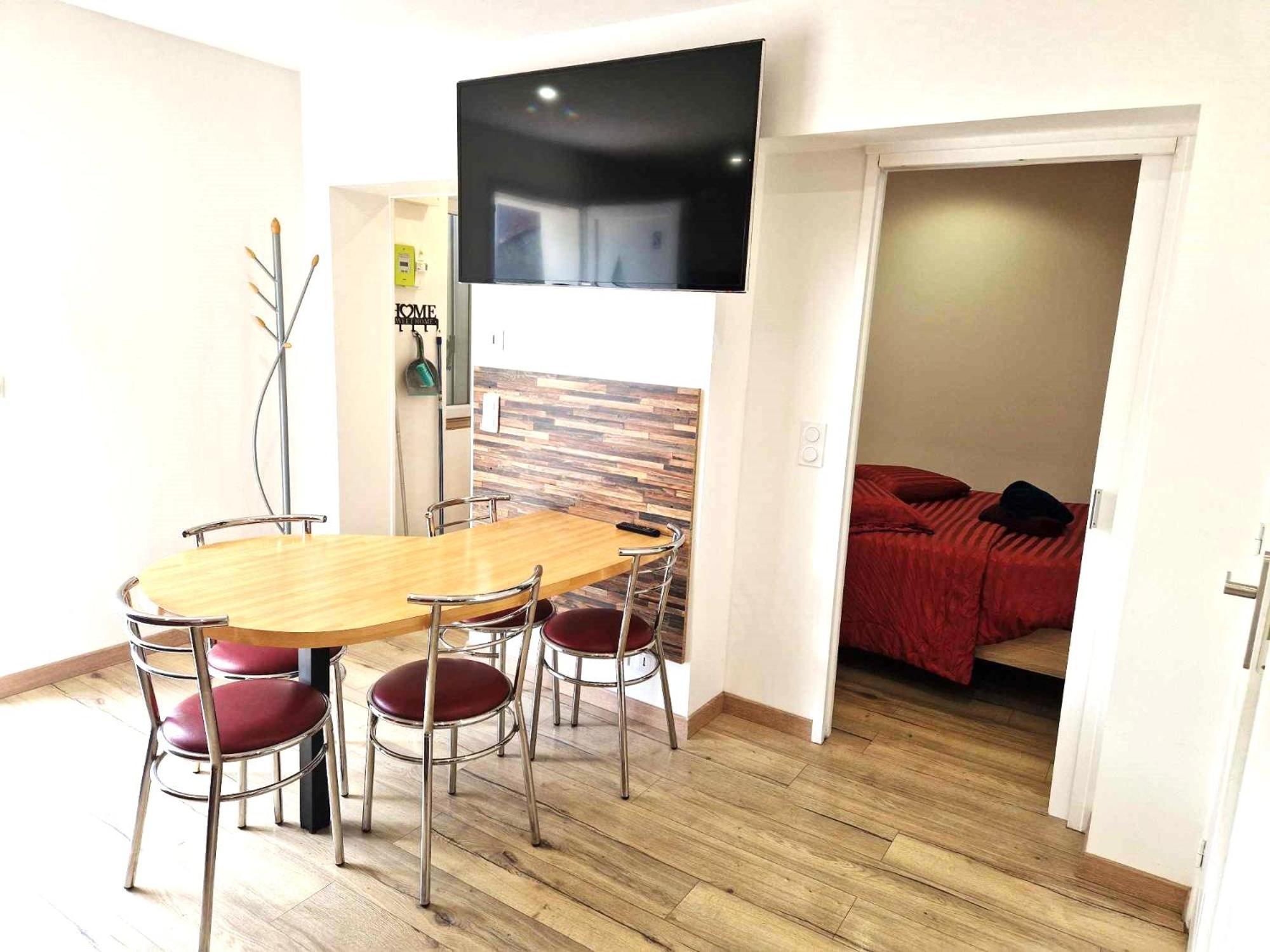 02 - Tres Joli 2 Pieces Avec 3 Lits Pouvant Accueillir Jusqu'A 5 Personnes, Situe Au Rdc Avec Entree Independante, Une Place De Parking Reservee Devant L'Entree Et Terrasse Sur L'Arriere Donnant Sur Parc Arbore, Tout Le Linge De Maison Est Fourni Razac-sur-lʼIsle Exteriör bild