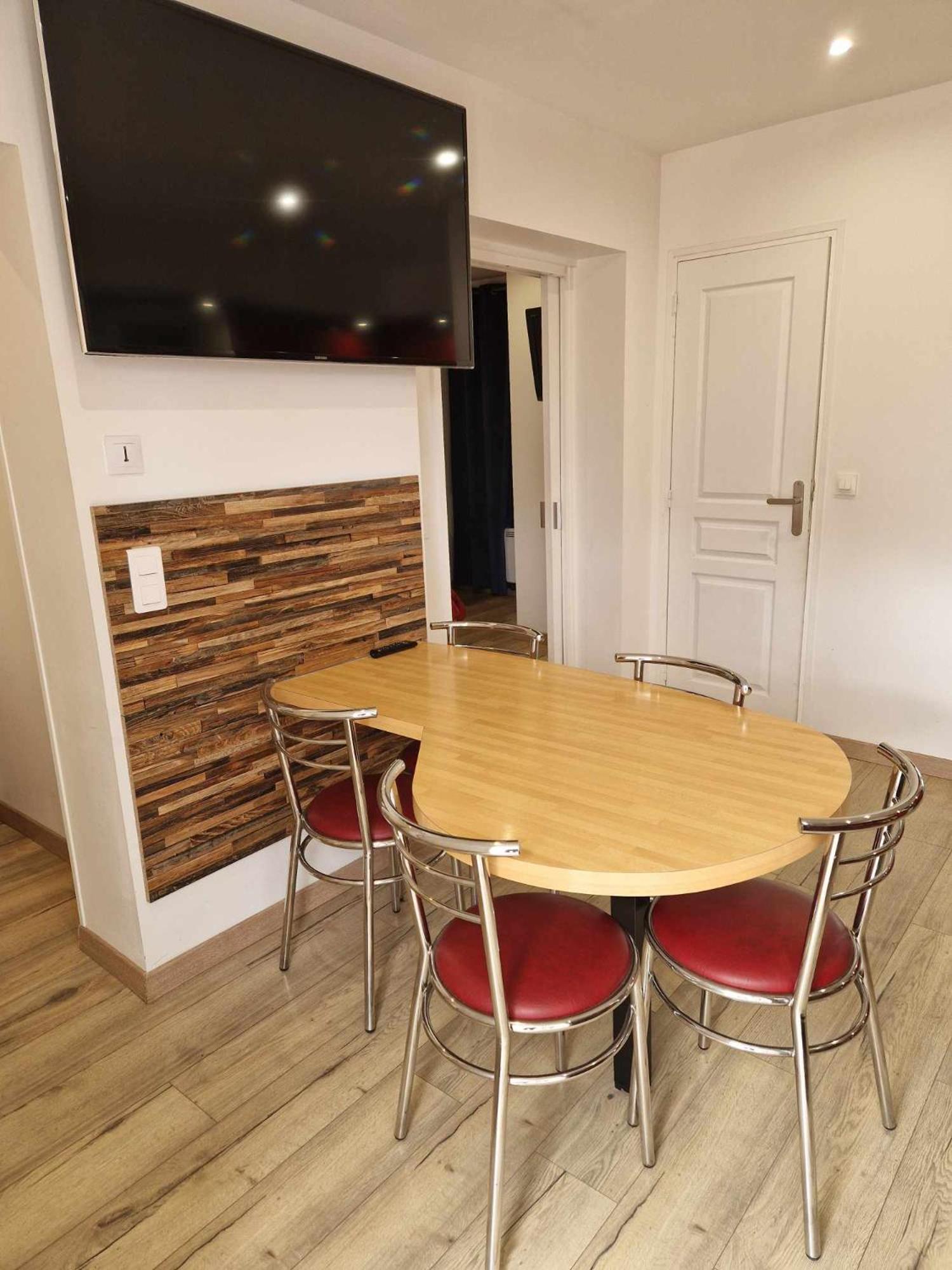 02 - Tres Joli 2 Pieces Avec 3 Lits Pouvant Accueillir Jusqu'A 5 Personnes, Situe Au Rdc Avec Entree Independante, Une Place De Parking Reservee Devant L'Entree Et Terrasse Sur L'Arriere Donnant Sur Parc Arbore, Tout Le Linge De Maison Est Fourni Razac-sur-lʼIsle Exteriör bild